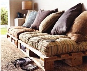 Un pallet divano: notate le comode aperture sottostanti, per infilarci libri e cianfrusaglie.